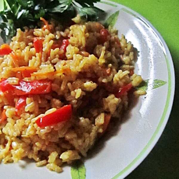 Kolorowy ryż curry 