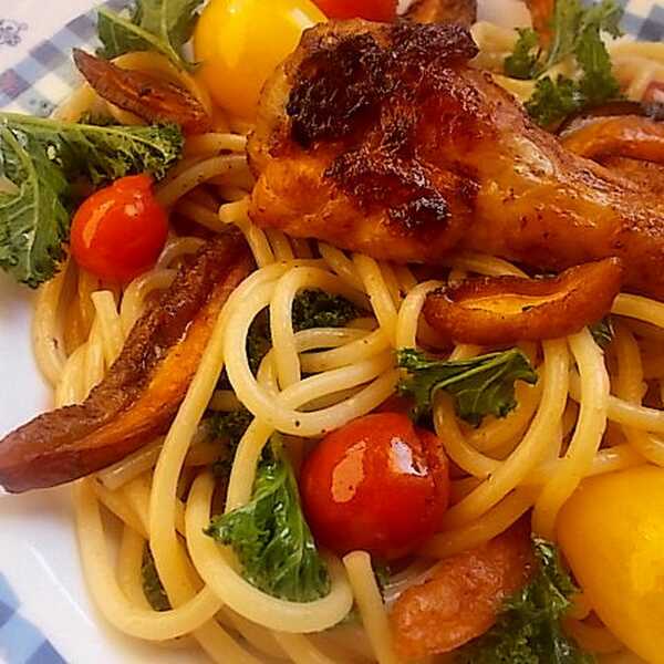 Spaghetti, skrzydełka, borowik,masło i jarmuż czyli prosty obiad w krótkim czasie.