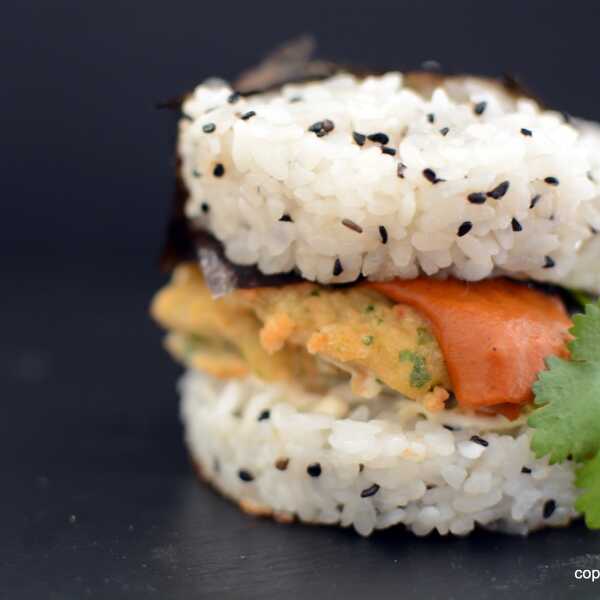 Sushi burger z krewetkami i sosem curry