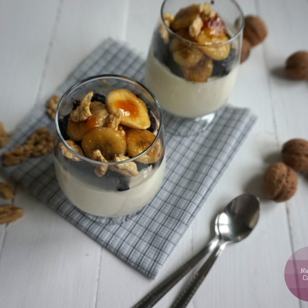 Jogurtowa panna cotta cytrynowa z frużeliną jagodową i bananami w karmelu