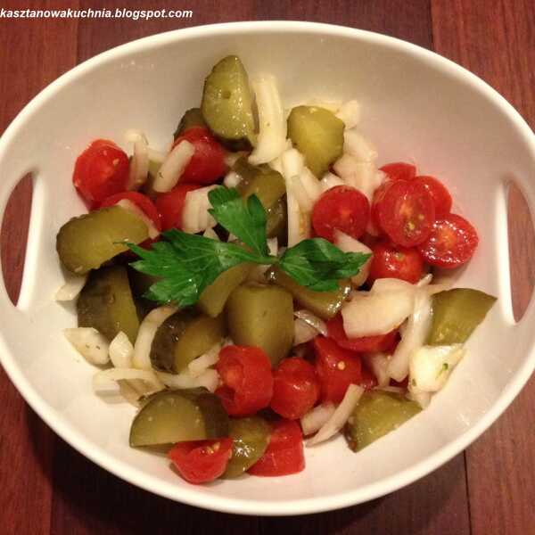 Sałatka z pomidorów, ogórków kiszonych i cebuli (2)
