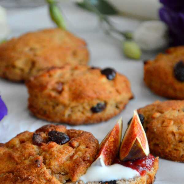 Scones z prażonym jabłkiem i żurawiną 