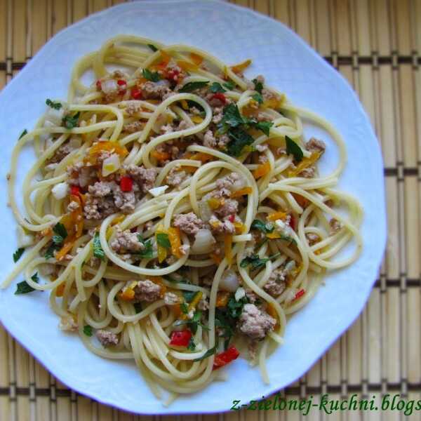 Spaghetti z mięsem, marchewką i chili