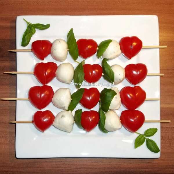 Walentynkowa sałatka caprese podana w formie szaszłyków (120 kcal w 100 g)