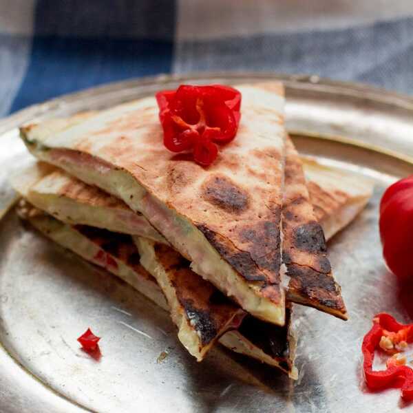 Mozzarella, cheddar i Lazur. Quesadilla. Na ostrym wypasie.