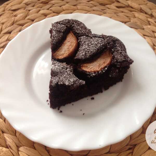 Wegańskie ciasto czekoladowe z gruszkami i winem 