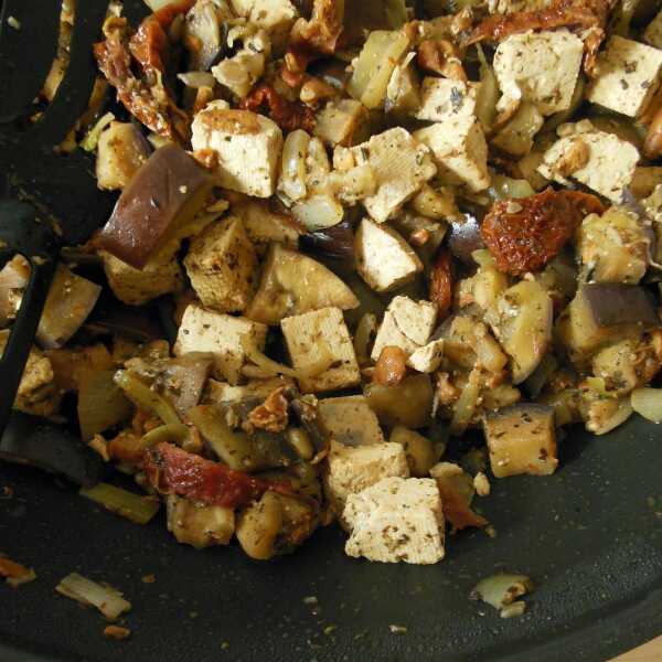 Potrawka z bakłażanem, kurkami, suszonymi pomidorami i tofu.
