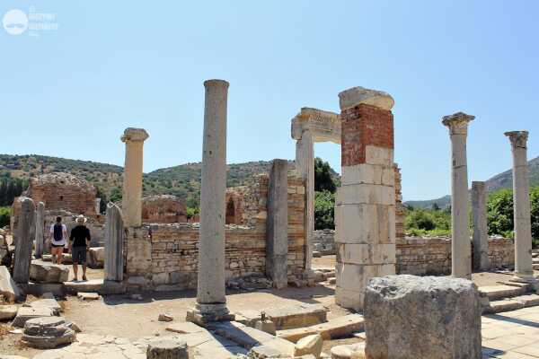 Efez: antyczne miasto Artemidy – bogini płodności i wiecznej dziewicy, ewangelistów i Marii Panny