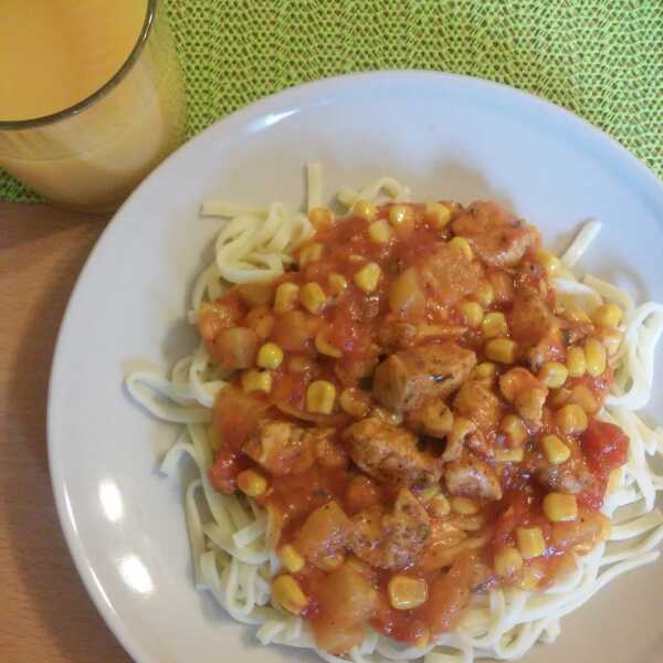 Przepis na makaron z sosem pomidorowo- cukiniowym z dodatkiem piersi z kurczaka i kukurydzy :)
