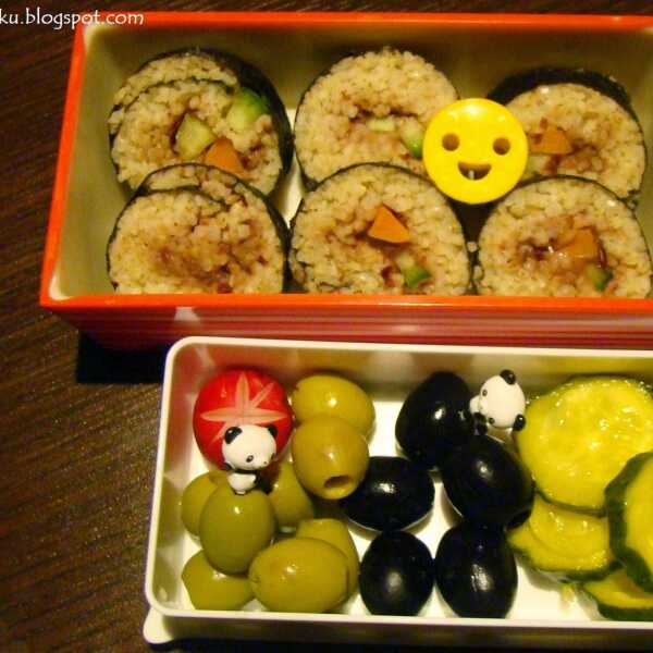 Uśmiech w bento na poniedziałek - sushi z kaszy i ogórkowe pikle 
