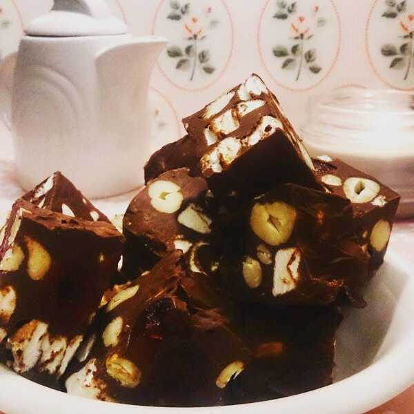 Blok czekoladowy z mini marshmallows, nerkowcami i kandyzowanymi wiśniami