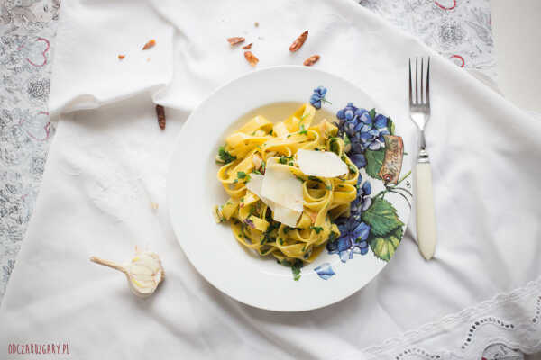 TAGLIETELLE AGLIO, OLIO E PEPERONCINO