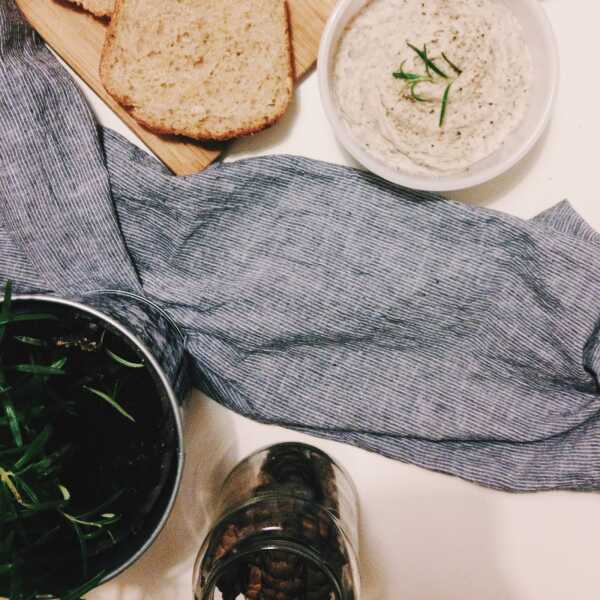 Na chleb : pasta z fasoli z rozmarynem i czarnymi oliwkami.