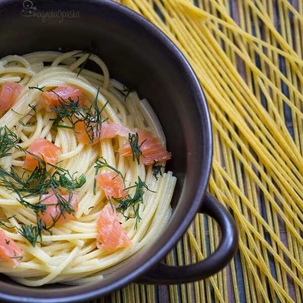 Spaghetti z wędzonym łososiem w sosie śmietanowym
