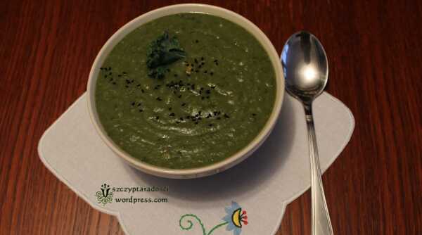 Zielona zupa z jarmużu i groszku