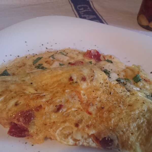 Omlet z suszonymi pomidorami i mozzarellą 