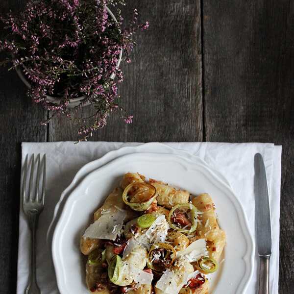 Obiad czwartkowy #23: Gnocchi w sosie carbonara + karmelizowany por + wolno pieczony boczek