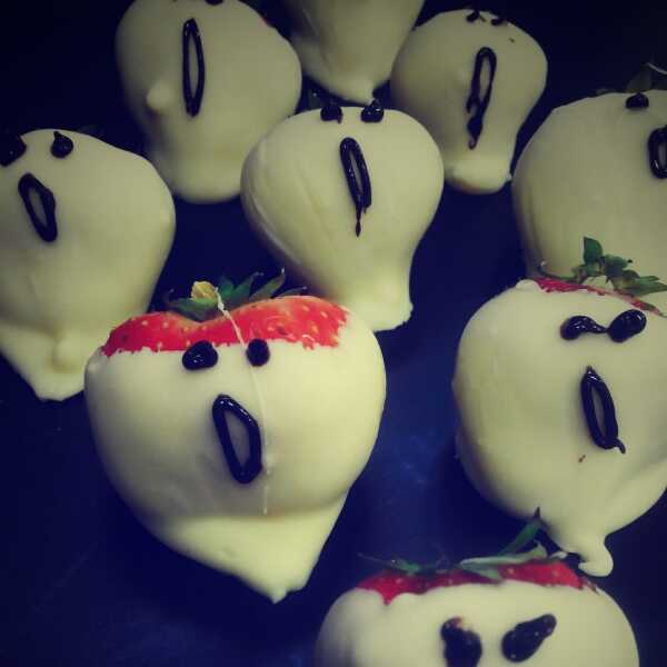 Halloweenowe duszki z truskawek