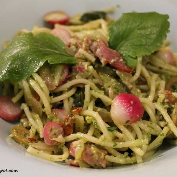 Spaghetti z rzodkiewką,szynką oraz pesto z rukoli,wraz z innymi warzywami