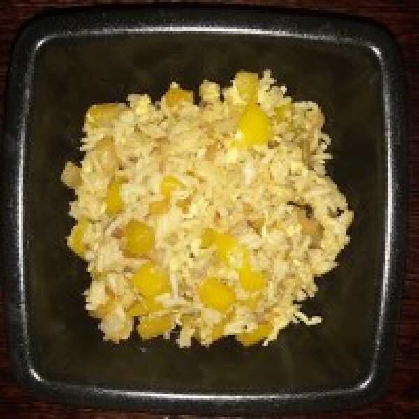 Ryż po chińsku z żółtą papryką i jajkiem
