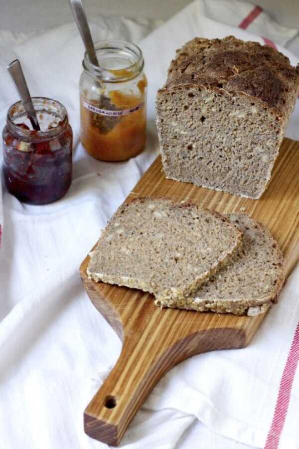 Chleb razowy na zakwasie z nasionami chia