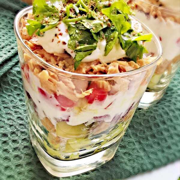 Wartstwowa salatka z tuńczykiem, jogurtem kozim i ostropestem plamistym