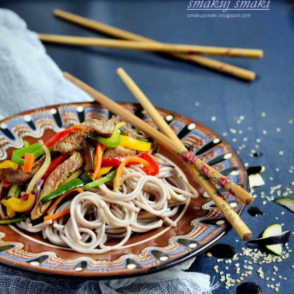 Polędwica z warzywami i makaronem soba, czyli danie chińskie z paletni