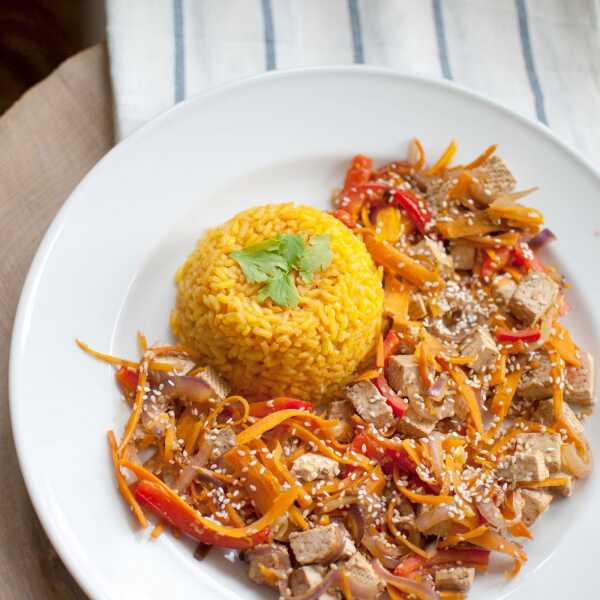 Obiad w 15 minut - orientalne tofu z warzywami i ryżem cynamonowym