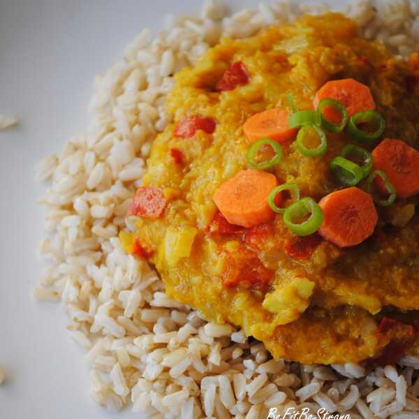 Curry dyniowe z papryką i marchewką na ryżu naturalnym