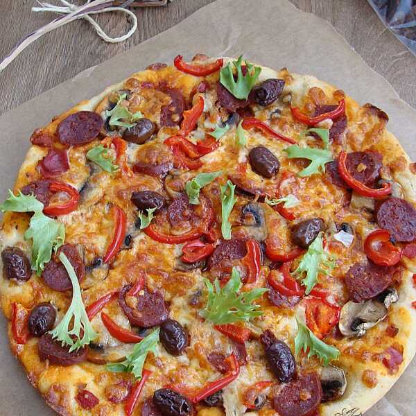 Pizza z chorizo, oliwkami kalamata i mozzarellą