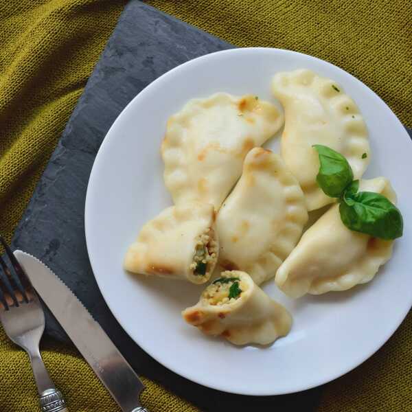 Pierogi z kaszą jaglaną, cukinią i mozzarellą