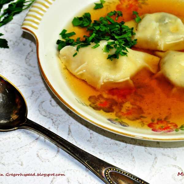 Pierogi z dwoma serami w rosole