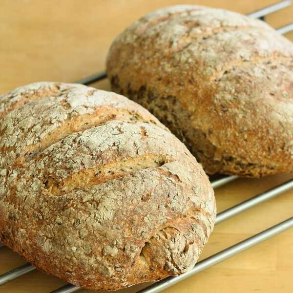 Chleb żytni z siemieniem lnianym i namoczonym czerstwym chlebem