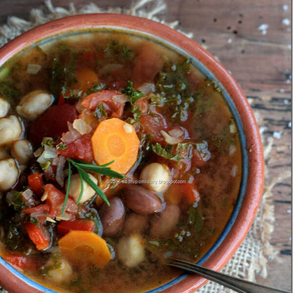 Ribollita. Toskańska zupa z fasolą.