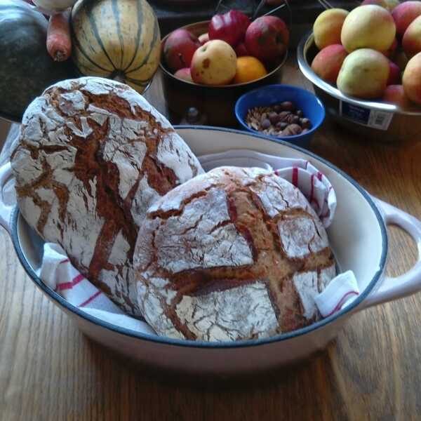 Chleb żytni 66% 'ulubiony' Hamelmana na zakwasie bez drożdży pieczony w żeliwnym garnku