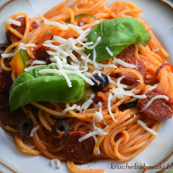 Spaghetti z sosem pomidorowym, chorizo, oliwką, cukinią i suszonym pomidorem 