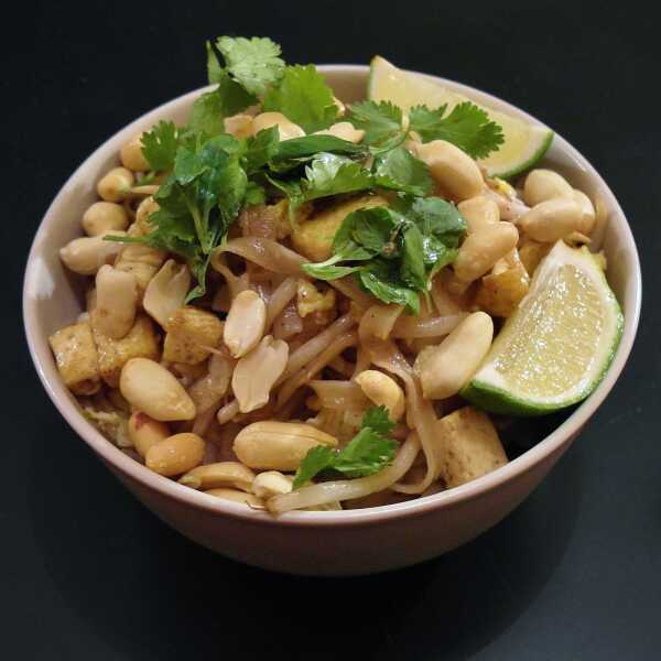 Pad thai wegetariański - tajski smażony makaron ryżowy z tofu i kiełkami