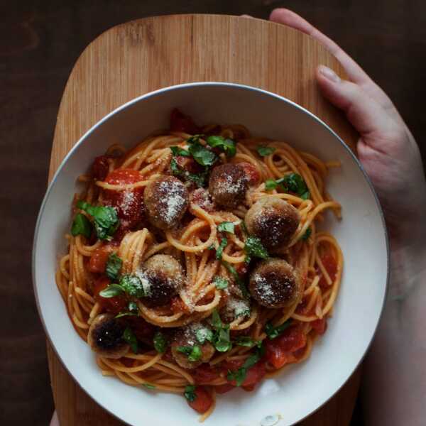 Ogniste spaghetti z idealnymi wegańskimi klopsikami