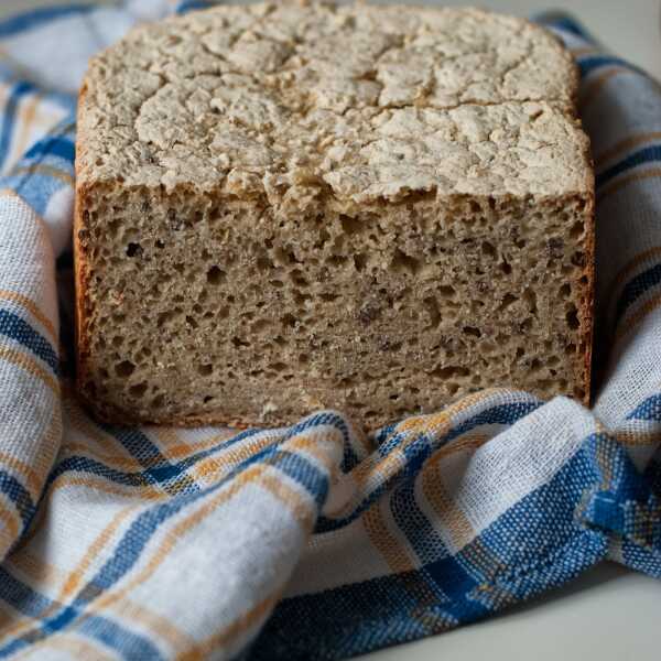 Prosty chleb bezglutenowy z ziarnami