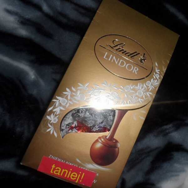 Lindt Lindor, praliny o smaku białej, gorzkiej i mlecznej czekolady