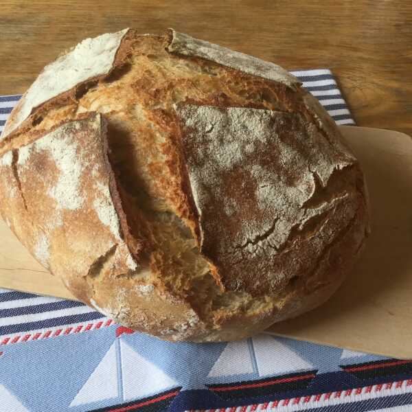 Chleb codzienny Lu bez drożdży z garnka żeliwnego