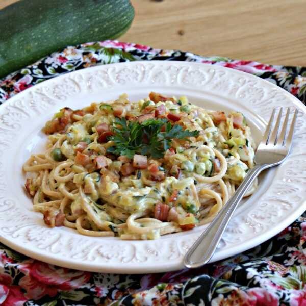 Spaghetti ala crbonara z cukinią i groszkiem