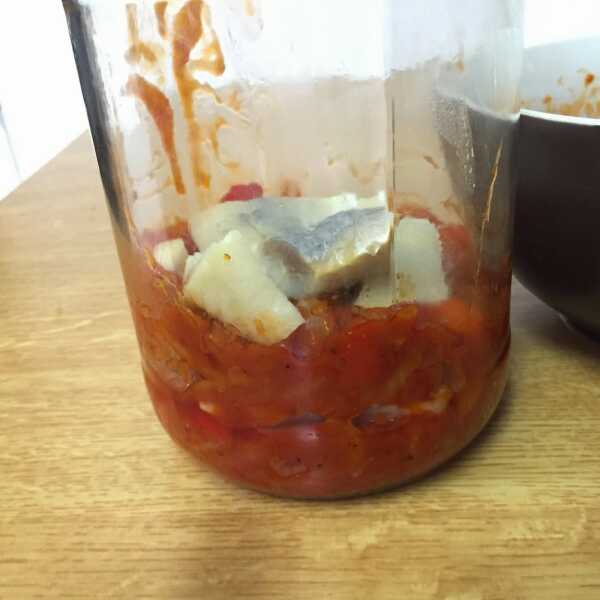 Śledzie w potrawce z sosem pomidorowym