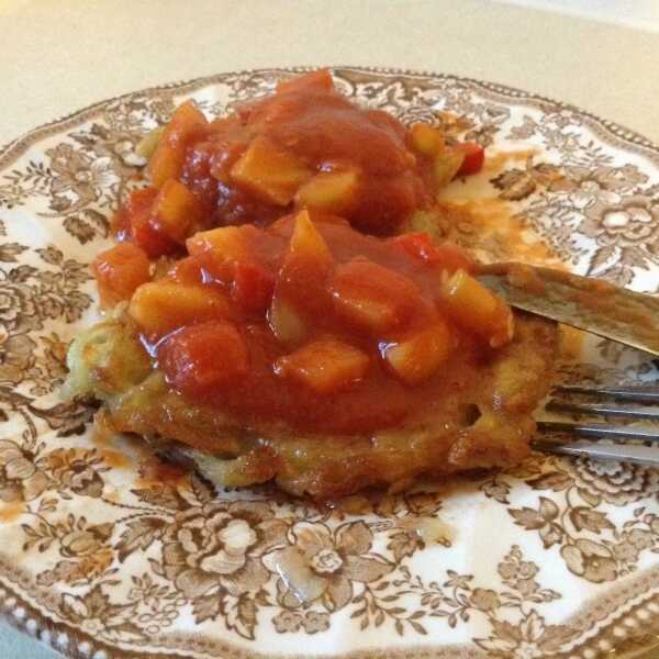 Placki ziemniaczane z sosem pomidorowo-paprykowo-cukiniowym / Potato pancakes with tomato-pepper-zucchini sauce