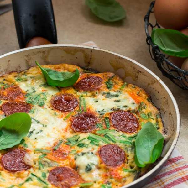 Frittata z chorizo, szczypiorem i serem pleśniowym. Prosto z patelni.