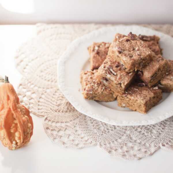 BAKING :: Pumpkin blondies with pecans