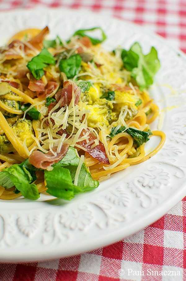 Spaghetti z sosem dyniowo-kozim , szynką szwarcwaldzką, brokułami i chrupiącymi pestkami