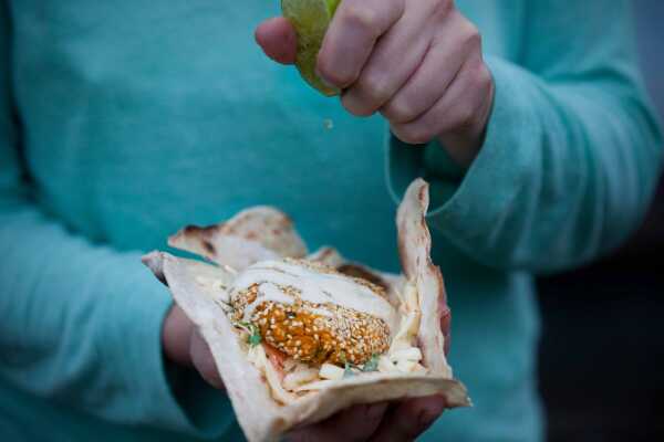 Kotlety z ciecierzycy i słodkich ziemniaków z sosem tahini i sałatką coleslaw