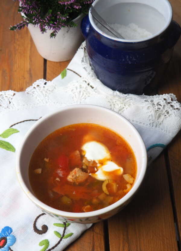 Soljanka – rozgrzewająca i bardzo „bogata” zupa