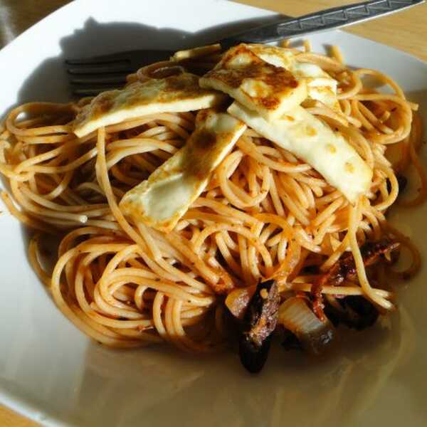 Spaghetti z oliwkami i grillowanym oscypkiem